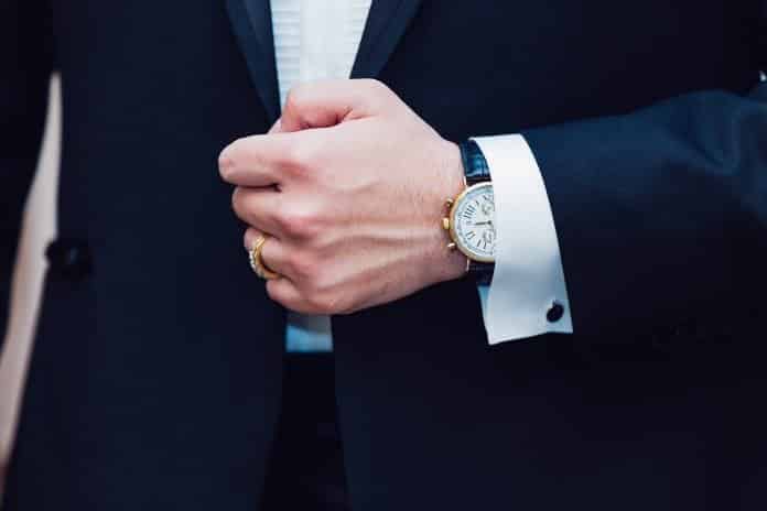 Hombre con reloj caro y anillo joyería