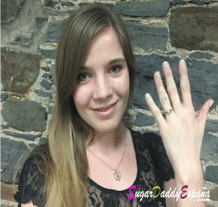 chica enseñando anillo de boda