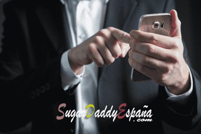 hombre con teléfono llamando