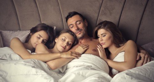Hombre con varias sugarbaby en la cama