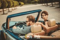 Hombre y mujer en un coche de lujo