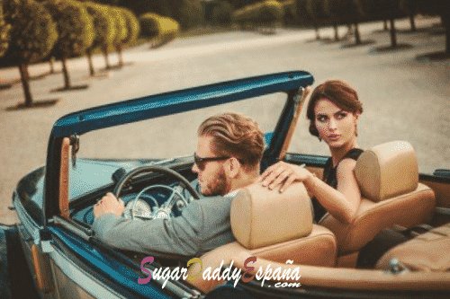 Hombre y mujer en un coche de lujo