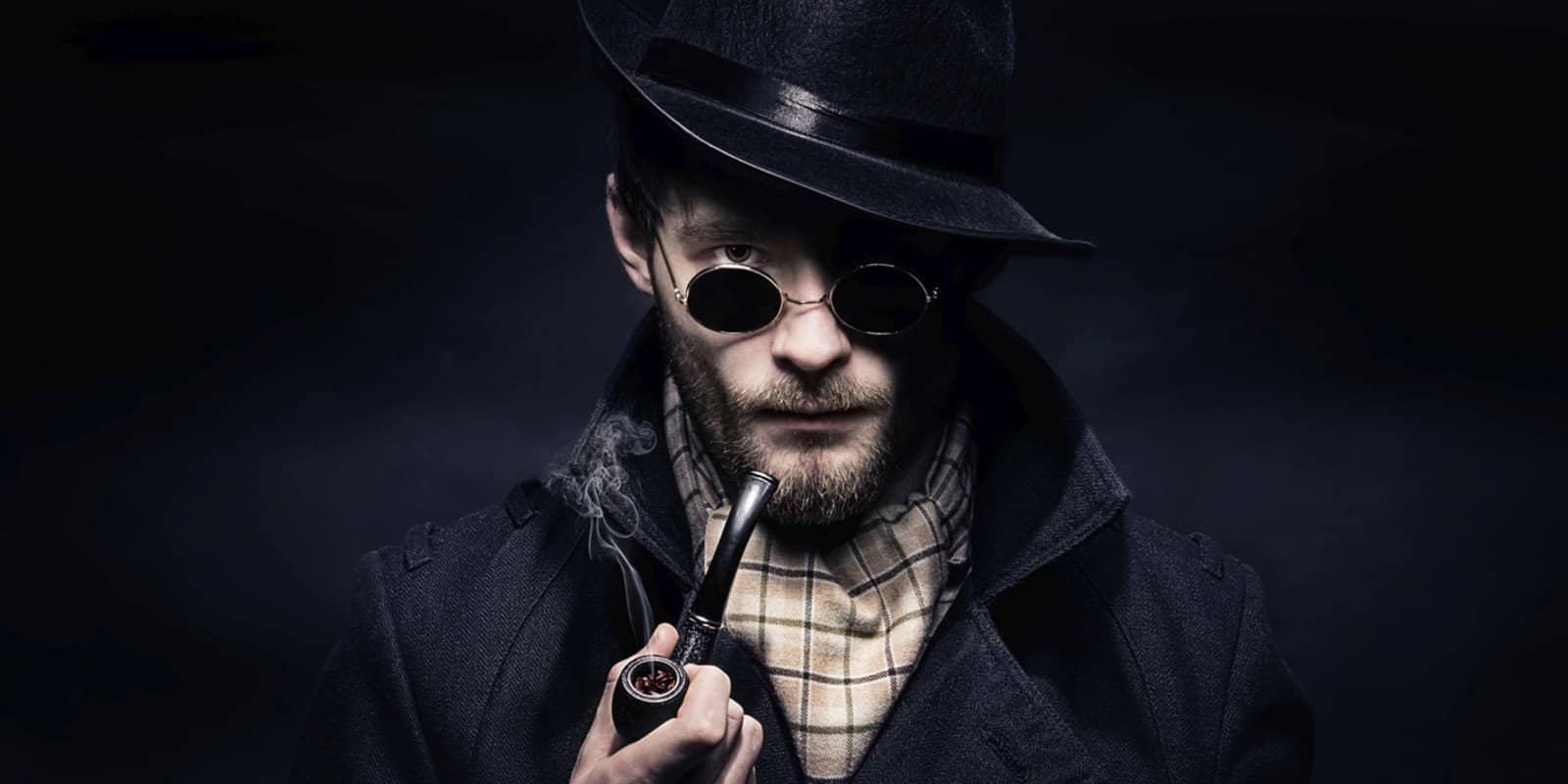 Hombre detective con pipa