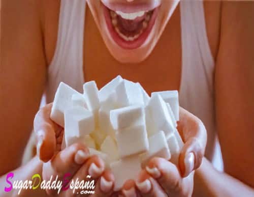 Chica tomando muchos azucarillos de azucar