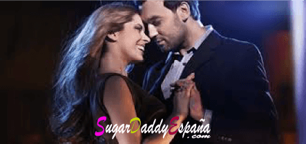 Hombre y mujer bailan juntos sonrientes baile agarrado