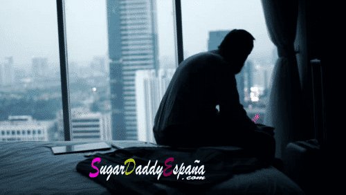 Hombre solo mirando por ventana