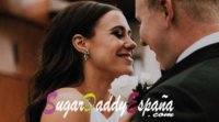 mujer sonriente abrazando a hombre