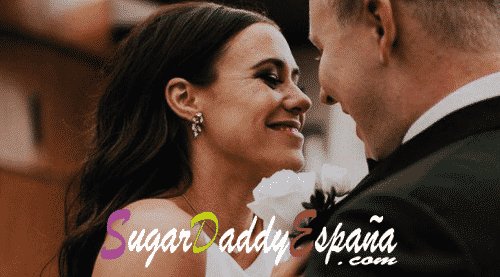 mujer sonriente abrazando a hombre