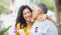 Hombre de mediana edad da un beso a su sugarbaby que sonrie