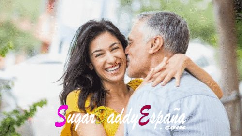 Hombre de mediana edad da un beso a su sugarbaby que sonrie