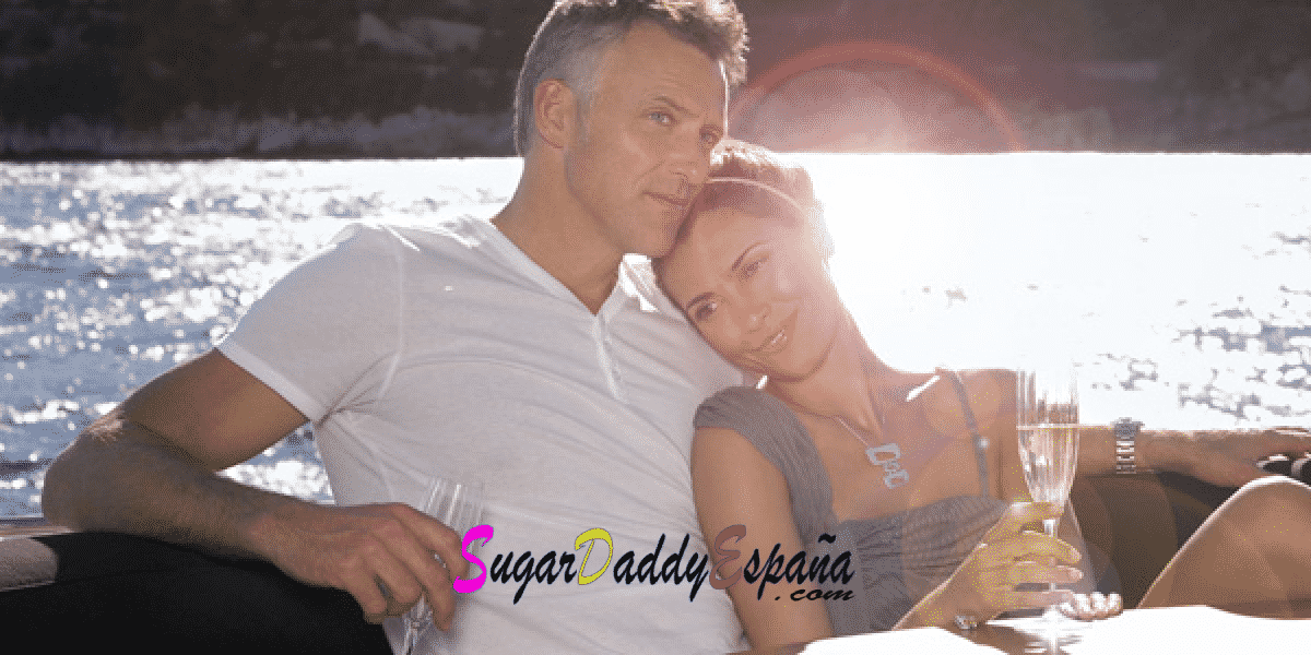Sugar baby y sugar daddy en un barco bebiendo champagne