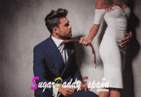 mujer agarra a hombre de la corbata