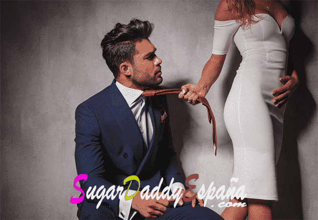 mujer agarra a hombre de la corbata
