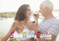 sugar daddy con edad toma vino con una sugar baby joven