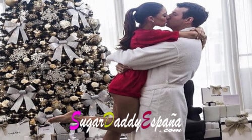 Sugar daddy le da regalos a su sugar baby en la navidad del 2023