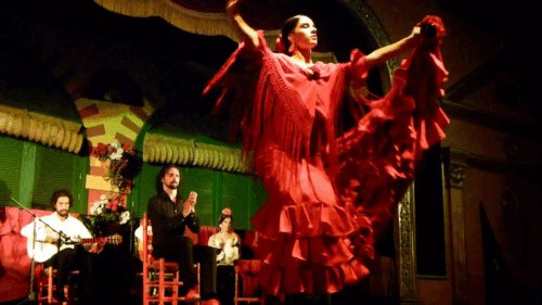 Mujer baila flamenco en un tablao de Madrid