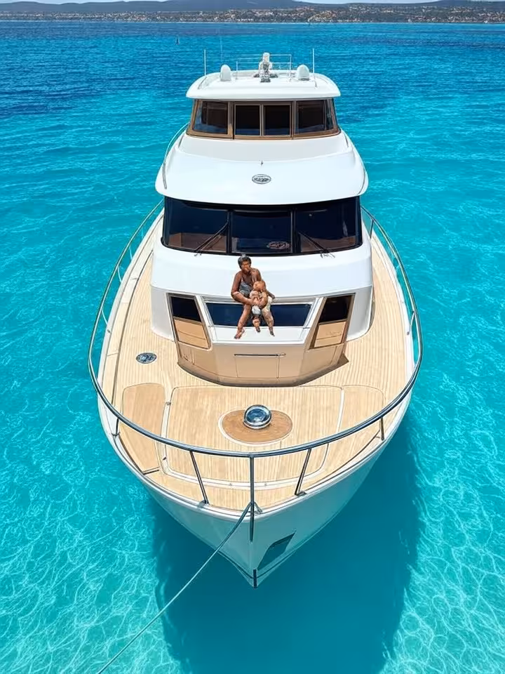 Sugar daddy y sugar baby en yate privado navegando entre Ibiza y Formentera